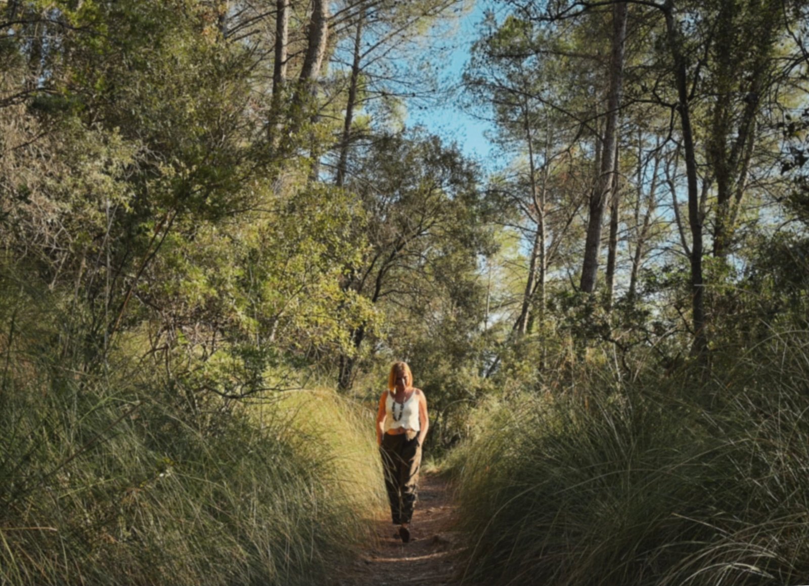 Camino entre la naturaleza de Begues, imagen del acompañamiento de Entre Senderos